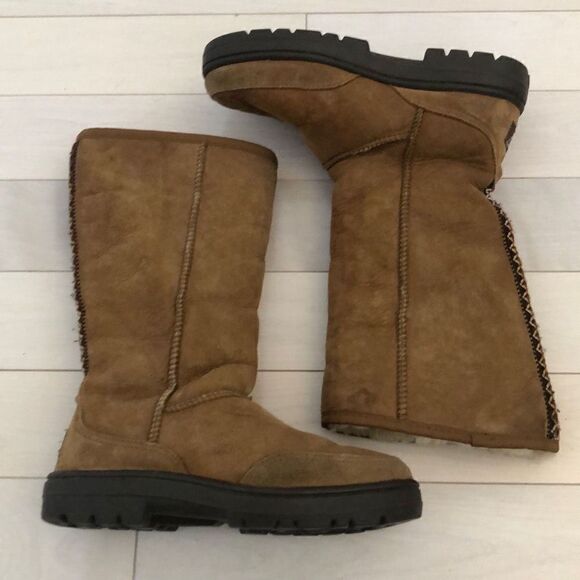 UGG Women's Braided Sheepskin Ultra Tall Wool Boots Brown Size 6

UGG Women's Br - Picture 1 of 7